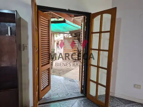Alquiler casa 2 dormitorios con patio en Centenario