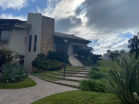 Casa 11 ambientes con 8 baños