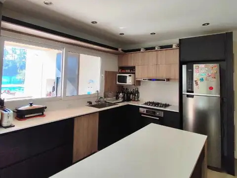 Casa en Alquiler con 2 cocheras