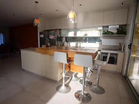 Casa 7 ambientes con 3 baños