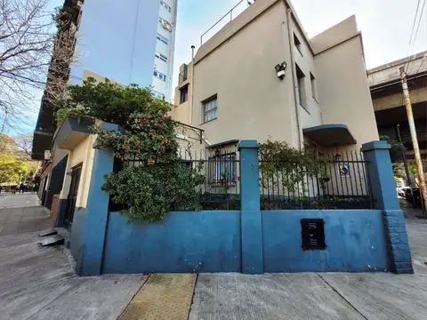 Casa en Esquina Desarrollada en 3 Plantas de 4 Ambientes. 2 baños. Cochera. Excelente Ubicacion!