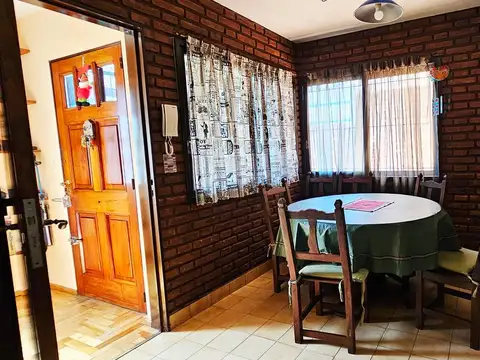 Casa 6 ambientes con 2 baños