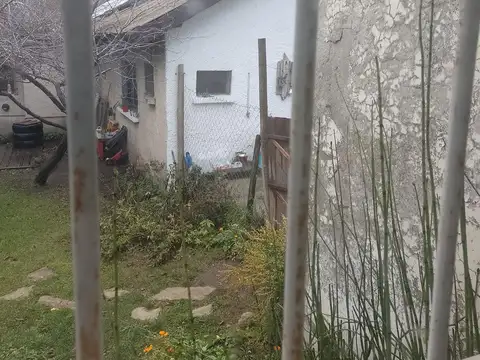 Excepcional terreno con local y viviendas en Gallardo al 500