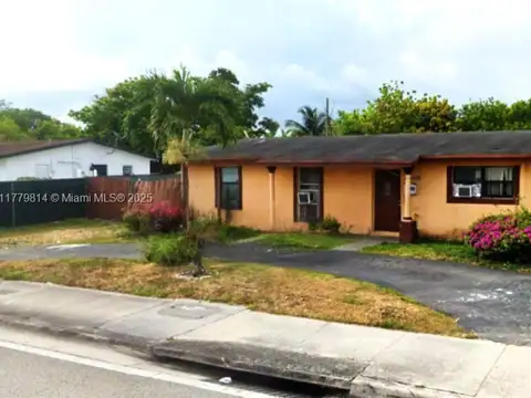 Casa en venta - 3 Dormitorios 1 Baño - Miami