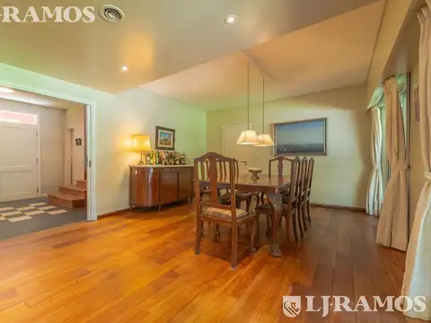 Casa en Venta con 3 cocheras