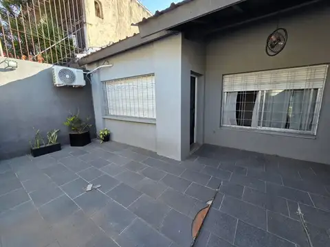Excelente casa 4 amb con terraza, quincho, patio y cochera. Ubicada en Constantino Gaito 116, Lomas