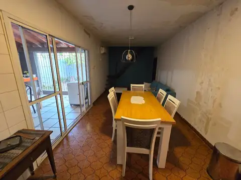 Excelente casa 4 amb con terraza, quincho, patio y cochera. Ubicada en Constantino Gaito 116, Lomas