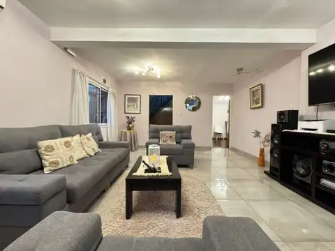 Excelente casa de 5 ambientes