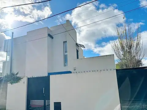 Casa en Venta en Gonnet [Cod: ]