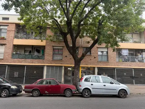 2 AMPIOS AMBIENTES DE 60 M2  EN PLANTA BAJA CON BAÑO PARA DISCAPACITADOS, EXCELENTE ESTADO
