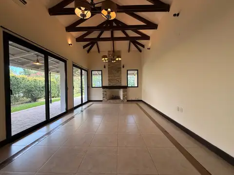 Casa en Alquiler con 1 cochera