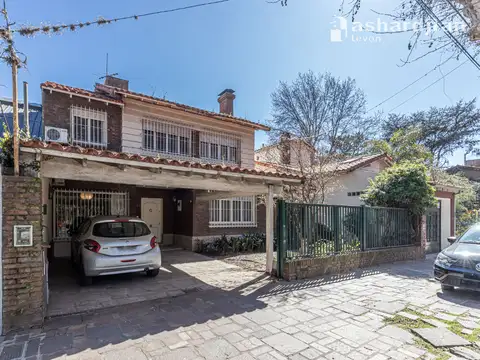 Casa en Venta con 2 cocheras
