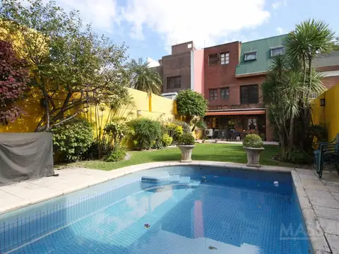 Casa en villa Devoto con Jardin ,Piscina y cochera.