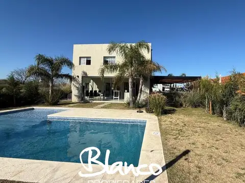 Casa  en Venta en Santa Lucia, Pilar del Este, Pilar