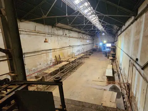 DEPOSITO Barracas - 900 M2  (oficina, local a la calle, baños, vestuario)