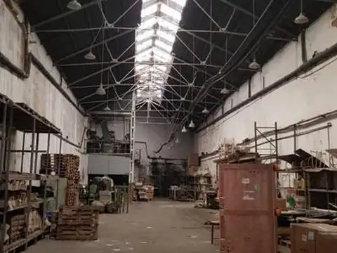 DEPOSITO Barracas - 900 M2  (oficina, local a la calle, baños, vestuario)