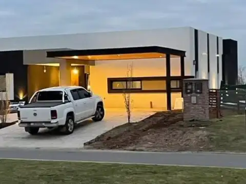 Casa en Alquiler en El Naudir, USD 1.900