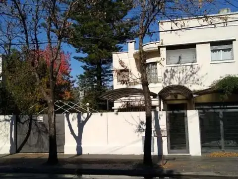 Venta Casa de 5 ambientes con fondo y pileta en Castelar