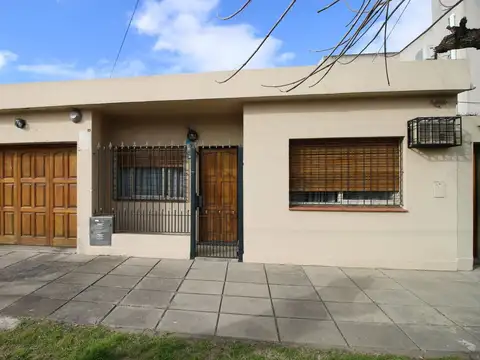 VENTA CASA 3 AMBIENTES, PATIO, PARRILLA, COCHERA