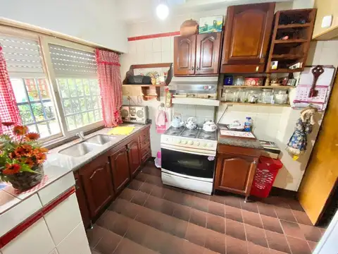 Casa 4 ambientes con 2 baños