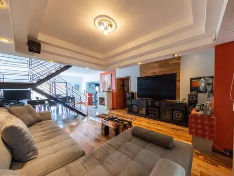 Casa en Venta con 2 cocheras