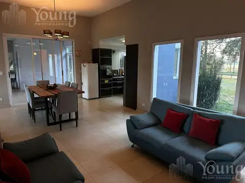 Casa 4 ambientes con 2 baños