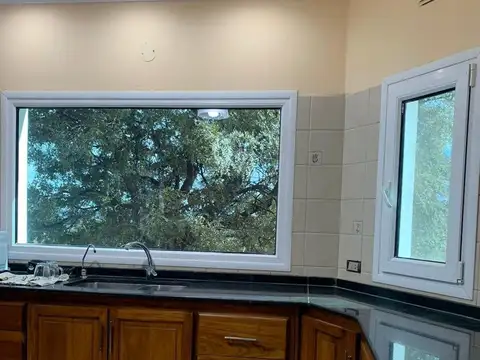 Casa 8 ambientes con 2 baños