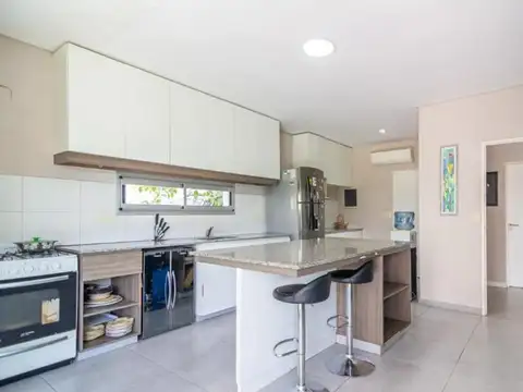 Casa 4 ambientes con 4 baños
