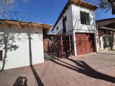 Casa + Dos Departamentos en Venta en Godoy Cruz