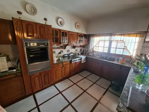 Casa 8 ambientes con 3 baños