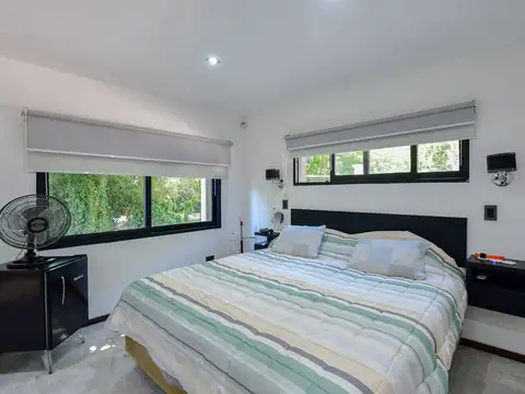 Casa en Venta con 3 cocheras
