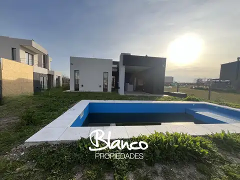 Casa  en Venta en Santa Lucia, Pilar del Este, Pilar