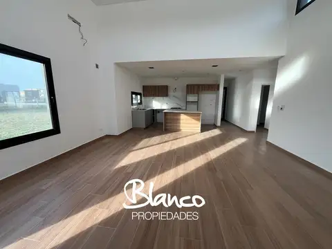 Casa en Venta en Pilar del Este - Santa Lucia, USD 230.000