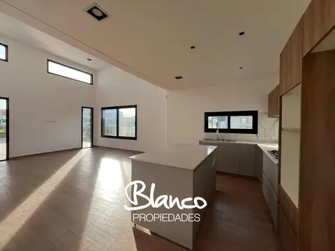 Casa 4 ambientes con 3 baños