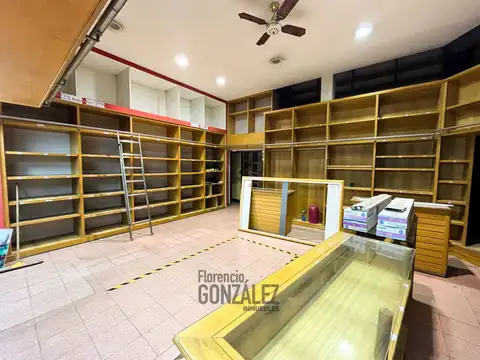 EXCELENTE LOCAL SOBRE AV.EMILIO CASTRO!