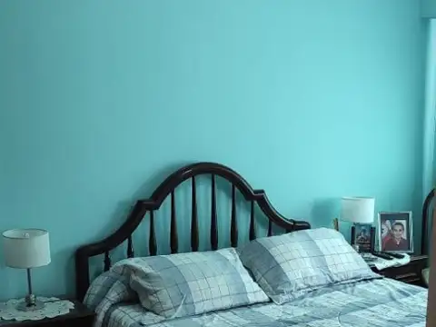 *VENTA TRIPLEX 5 AMBIENTES C/ PATIO Y ENTRADA PARA AUTO * MUY BUEN ESTADO GRAL * EXCELENTE UBICACIÓN