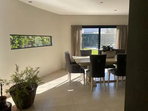 Casa 4 ambientes con 3 baños