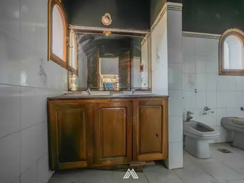 Casa en Venta con 3 cocheras