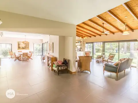 Casa en Venta con 3 cocheras