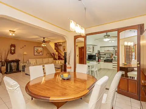 Casa 4 ambientes con 2 baños