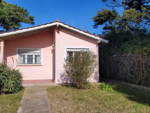 Casa en venta en Centro con departamento de 3 amb. y garage doble