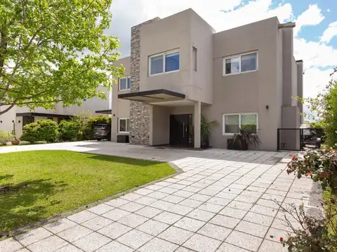 Casa 6 ambientes con 5 baños