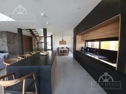 Casa 6 ambientes con 5 baños