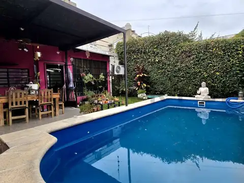 VENTA CASA SOBRE LOTE PROPIO 4 AMBIENTES CON PISCINA Y GARAJE - PERMUTA - VILLA LURO