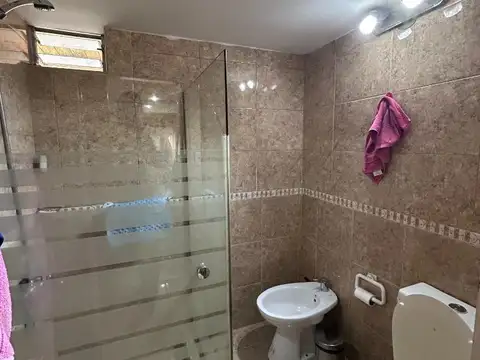 CASA 5 AMBIENTES, GALERIA, PARQUE, TRES COCHERAS.