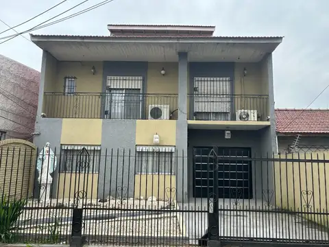 CASA 5 AMBIENTES, GALERIA, PARQUE, TRES COCHERAS.