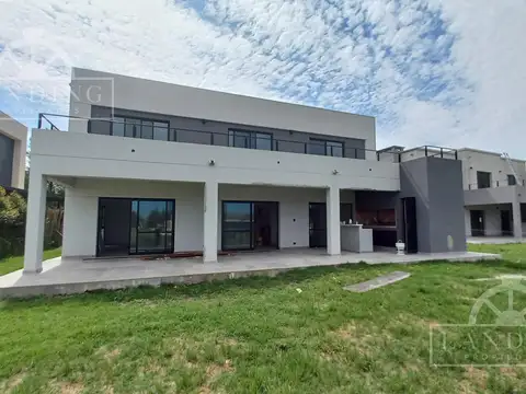 Casa en El Naudir a laguna orientación oeste 3 / 4 dormitorios más playroom más dep