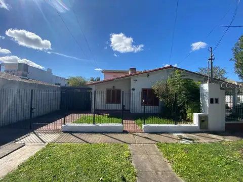 Casa 5 Ambientes con Cochera y Fondo Libre con Piscina