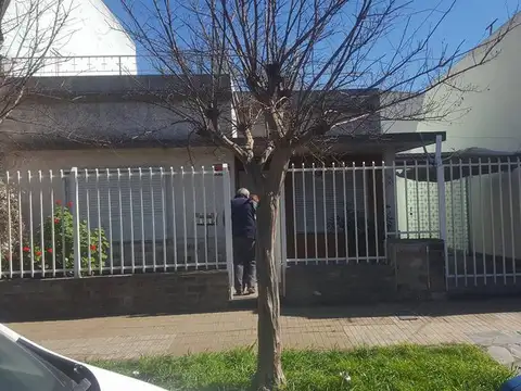 EN VENTA CASA DE 3 AMBIENTES SOBRE TERRENO PROPIO VENTA INMEDIATA - FICHA 7524