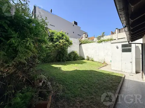 Casa en venta en Lomas de Núñez de 4 ambientes con patio y cochera.